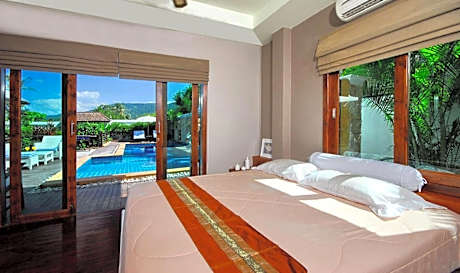 Villa with Garden View