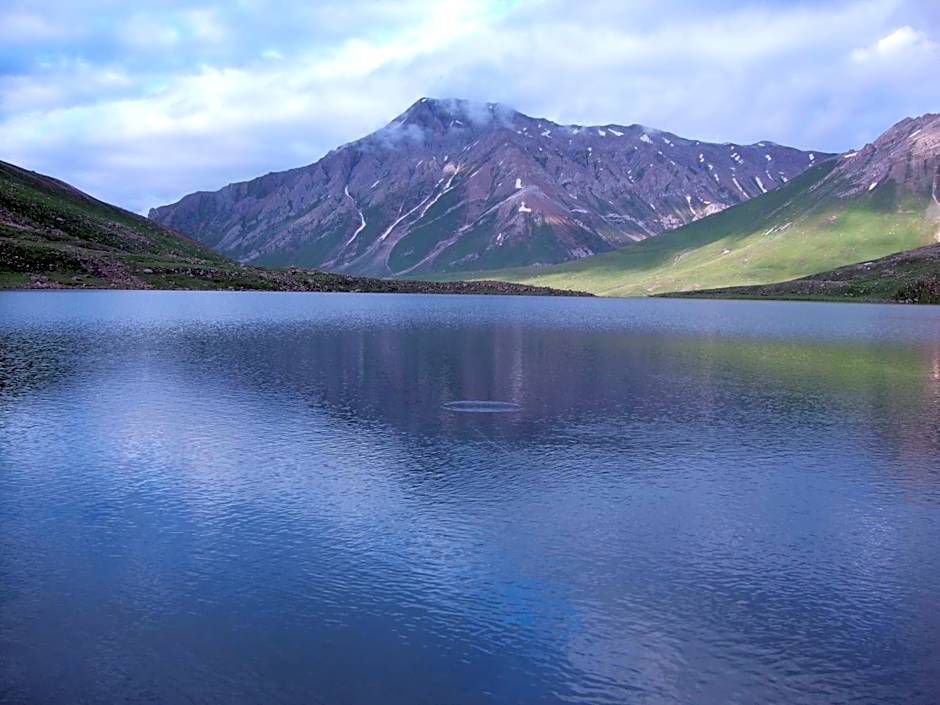 Golden Hopes Group of Houseboats