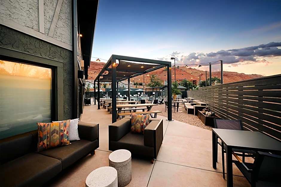 Slackline Moab, Outset Collection by Hilton