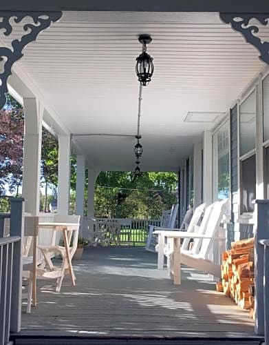 Harbor Inn