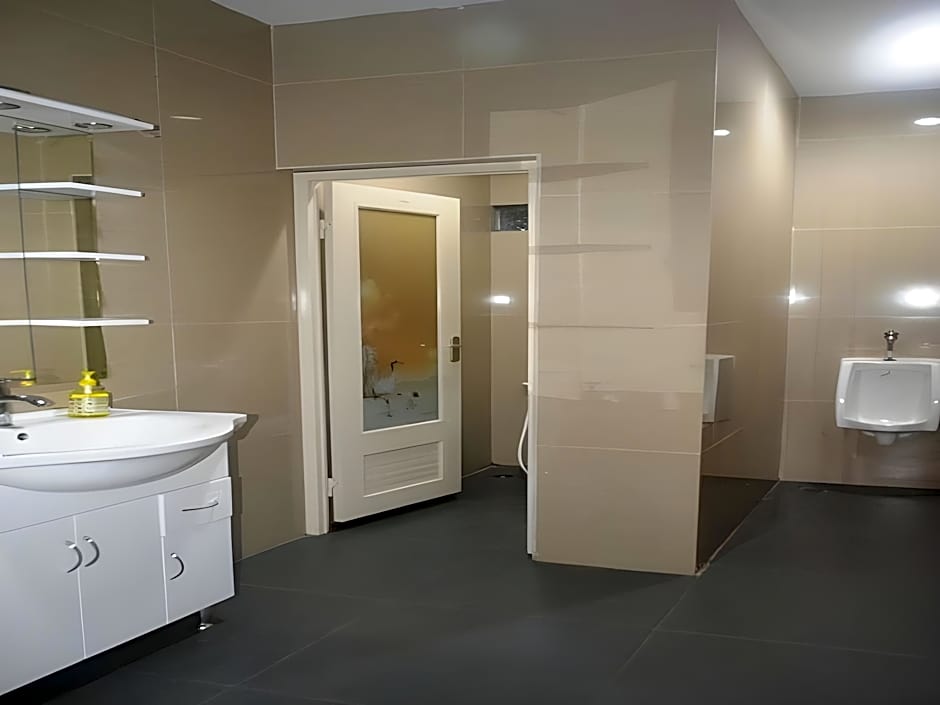 OYO 2574 Z Suites Hotel                                                                     