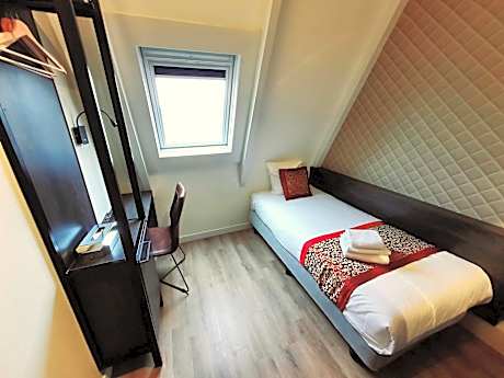 Single Room with Shared Bathroom