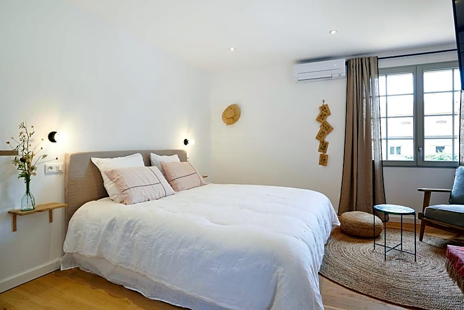 Maison 1634 - Parking, petit-dejeuner compris, proche centre, climatisation, piscine