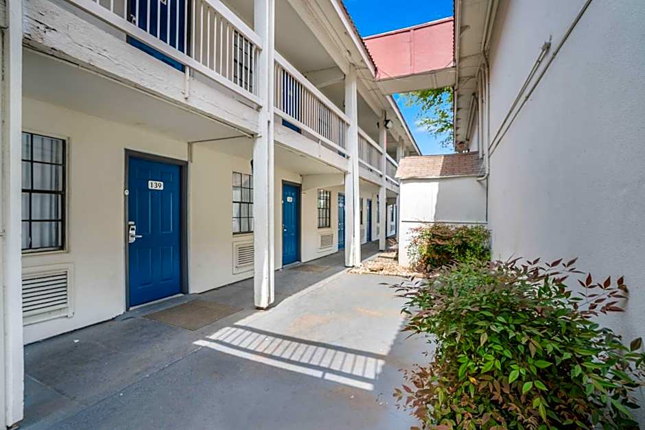 Motel 6 Dallas Market Center