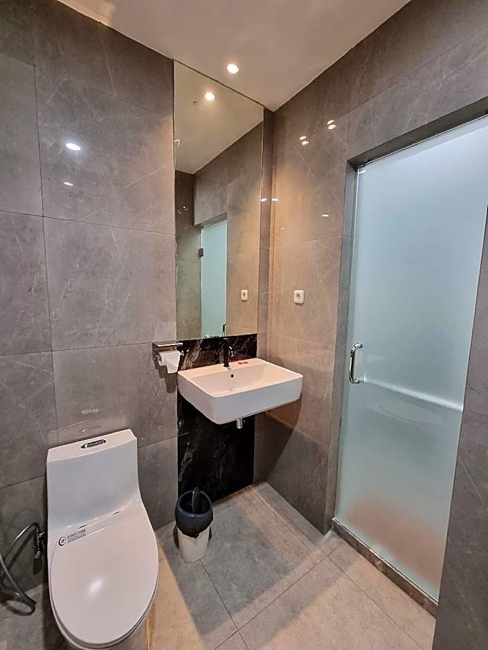 OYO 90447 Kardopa Hotel Megapark