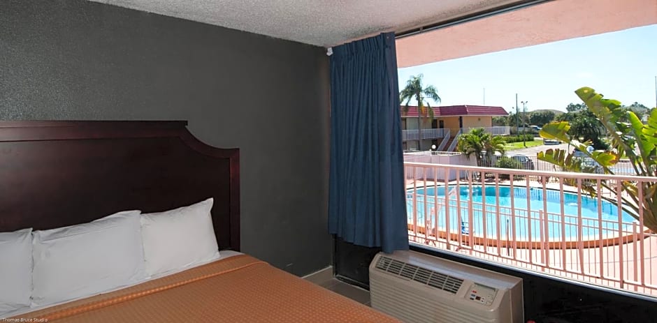 Express Inn & Suites - 5 Miles from St Petersburg Clearwater Airport