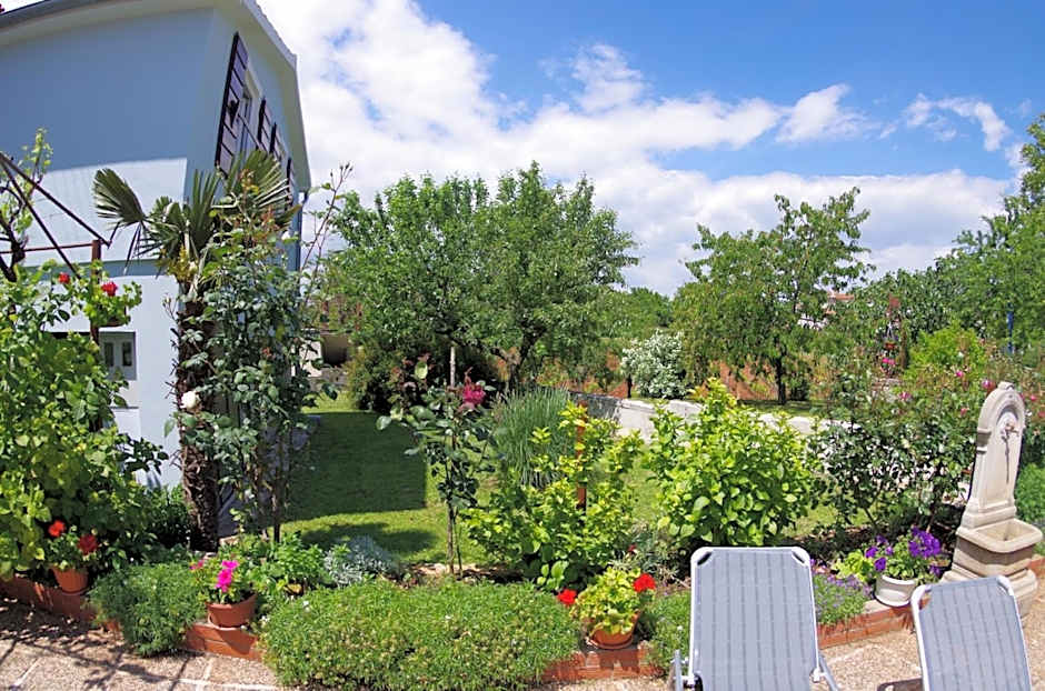 Apartment Elena, village Peresiji