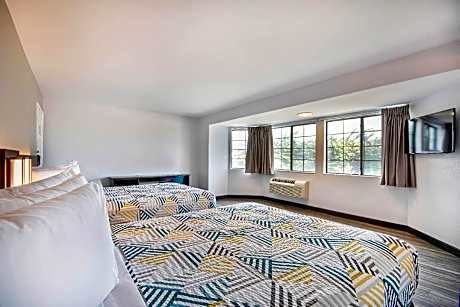 2 Queen Beds | Premium, Micfridge