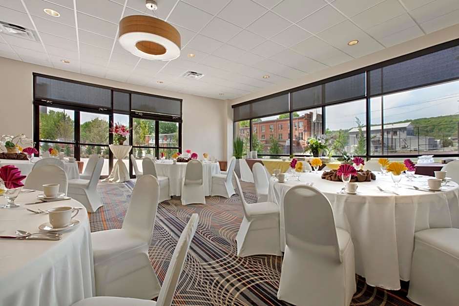Holiday Inn and Suites Charleston West By IHG