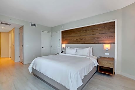Junior King Suite with Ocean View - Hearing Accessible