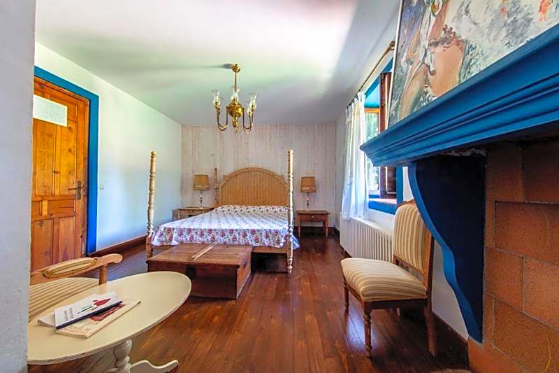 Hotel Royo Guarde-Puente Faco, junto al río Mundo