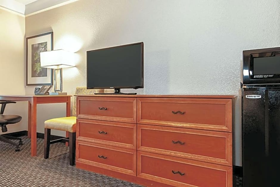 La Quinta Inn & Suites by Wyndham Ontario Airport