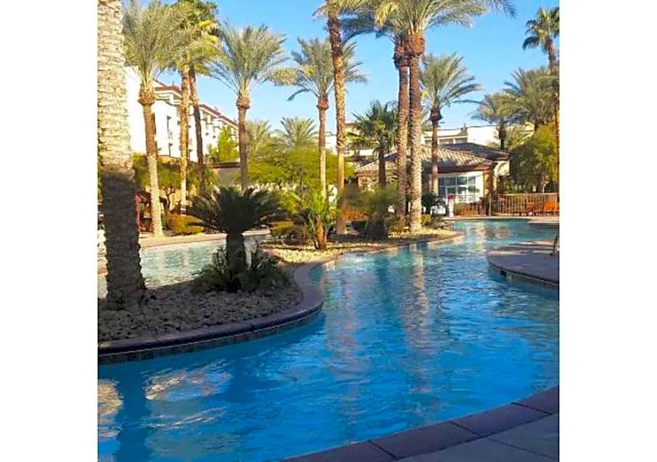 Exclusive 2BR Condo Retreat, Featuring a Lazy River - Special Offer Now!