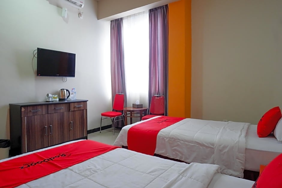 RedDoorz Plus @ Cameloan Hotel Palu