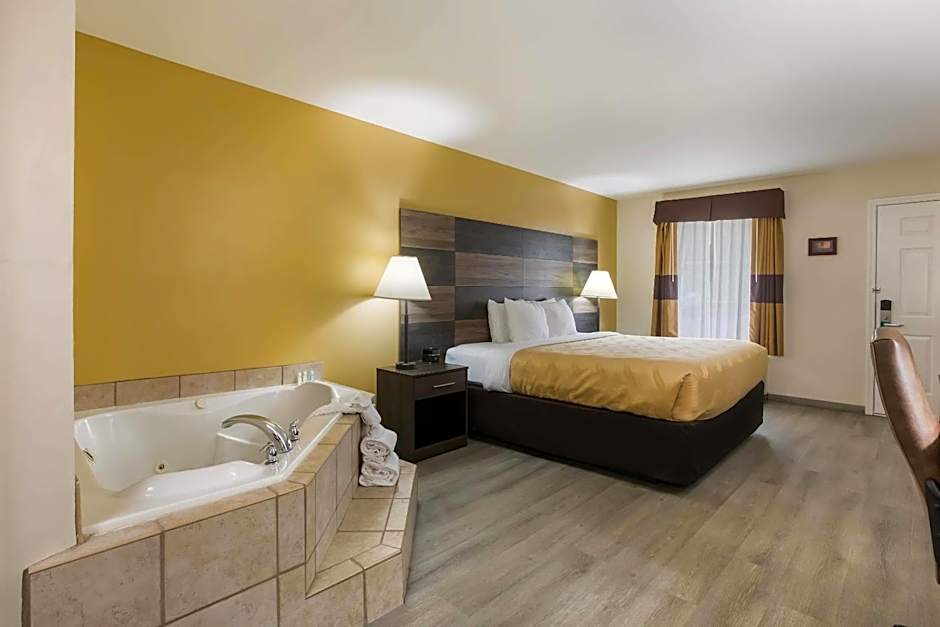 Quality Inn & Suites Greensboro near Lake Oconee