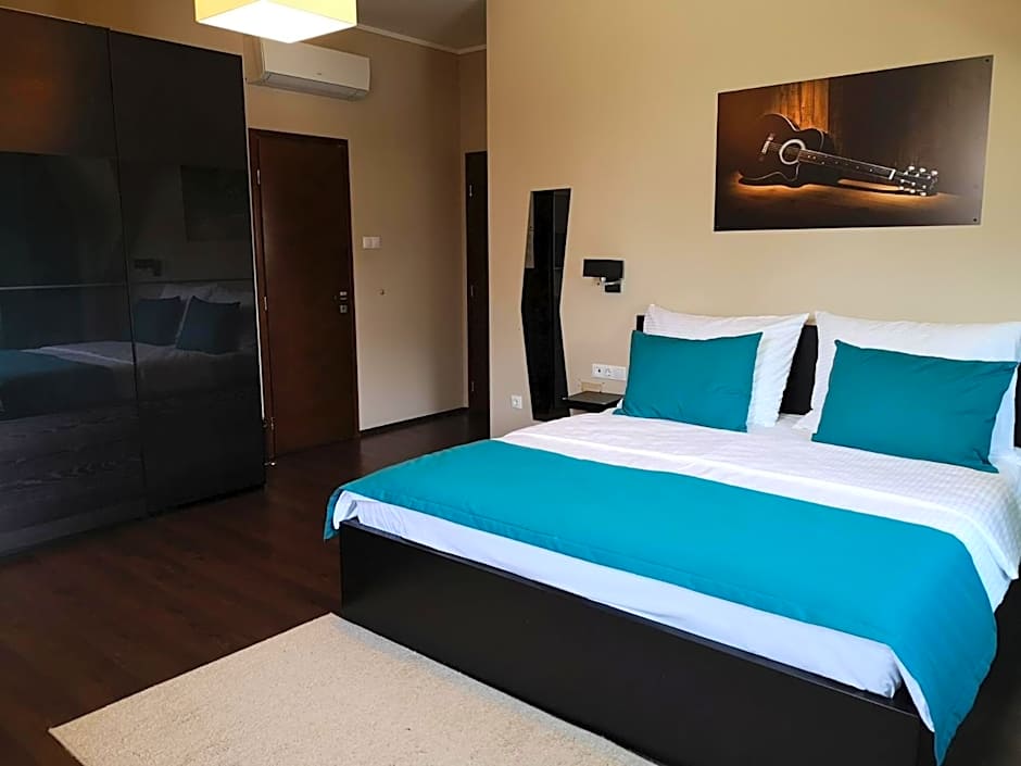 Parton Hotel & Bowling