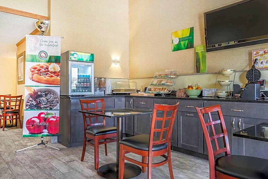 Quality Inn & Suites Pittsburgh Harmarville