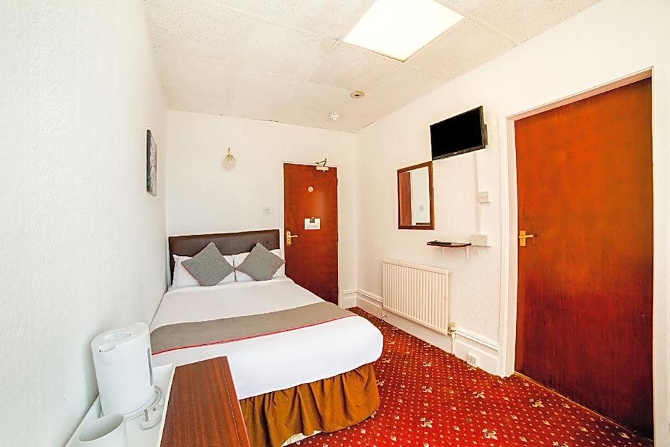 OYO The Golden Cheval Hotel & Shisha Bar