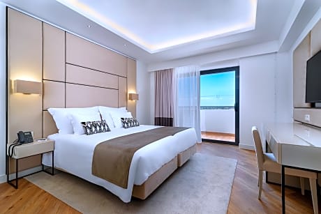 ONE BEDROOM FAMILY SUITE 3 + 2