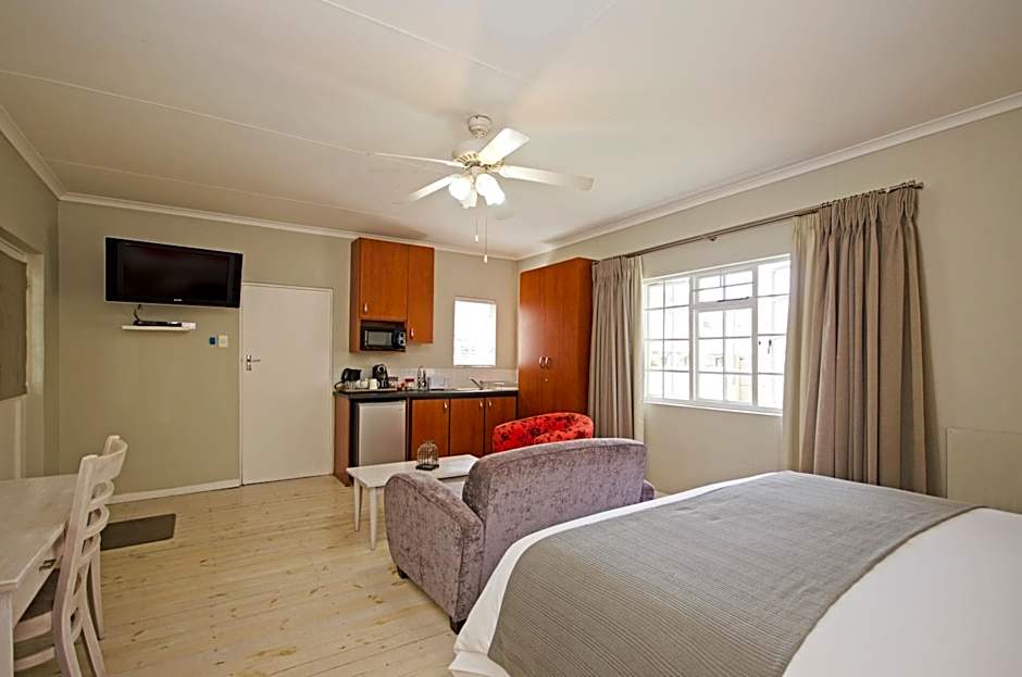 Lodge on Main Guest House and Conference Centre