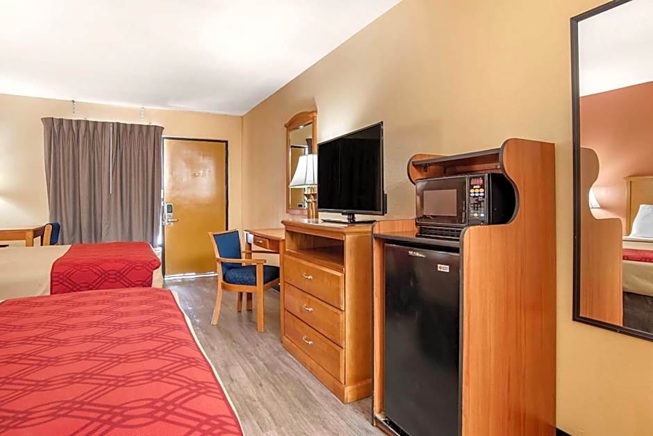 Econo Lodge Inn & Suites Evergreen