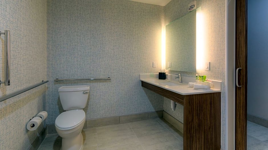 Holiday Inn Express & Suites Tulsa Midtown, an IHG Hotel