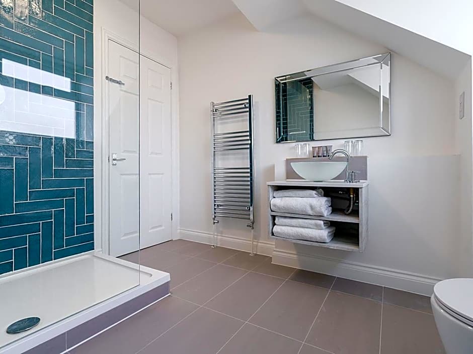 Pike and Eel Hotel and Marina