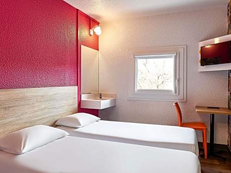 "Side Car"-Twin room shared bathroom