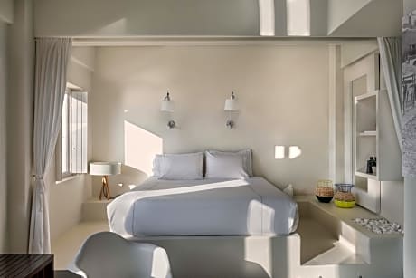 EXECUTIVE WITH INDOOR OR OUTDOOR HOT TUB AND CALDERA VIEW