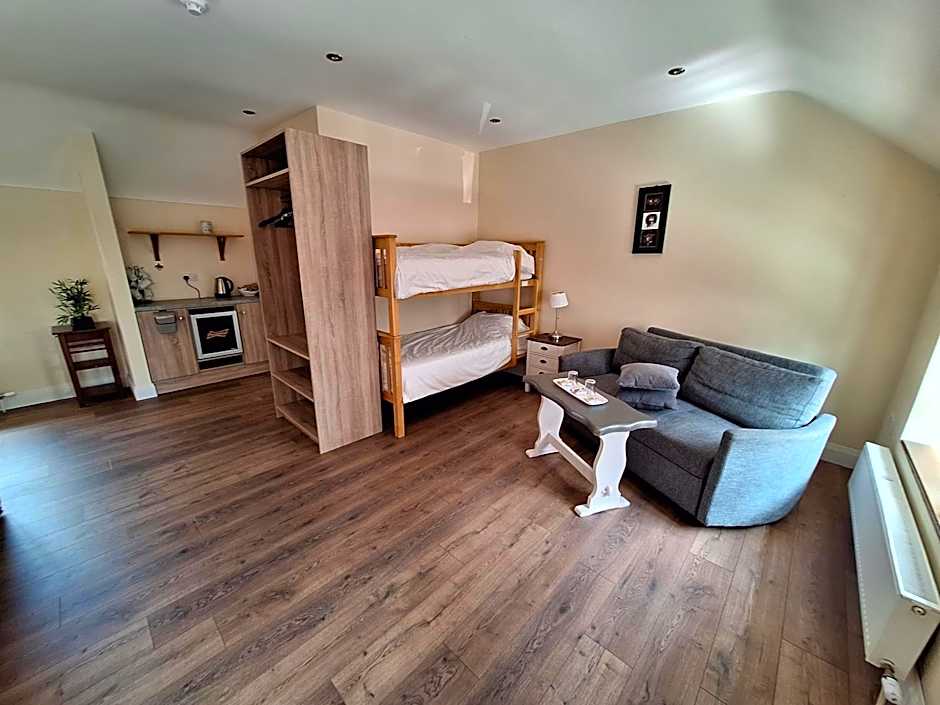 Ridge-Rock Accommodation