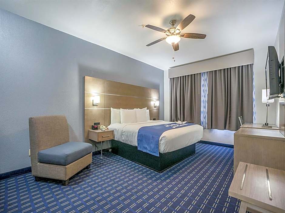 Days Inn & Suites by Wyndham Webster NASA-ClearLake-Houston