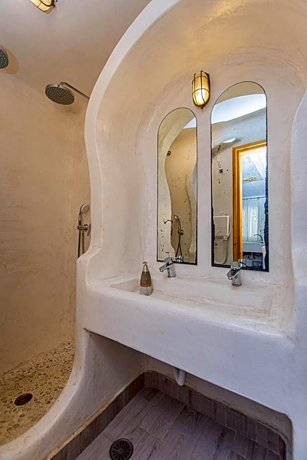 Peristeronas Village