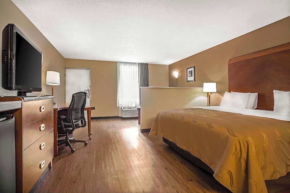 Photo 1 of 4 of 1 King Bed Suite, Smoking