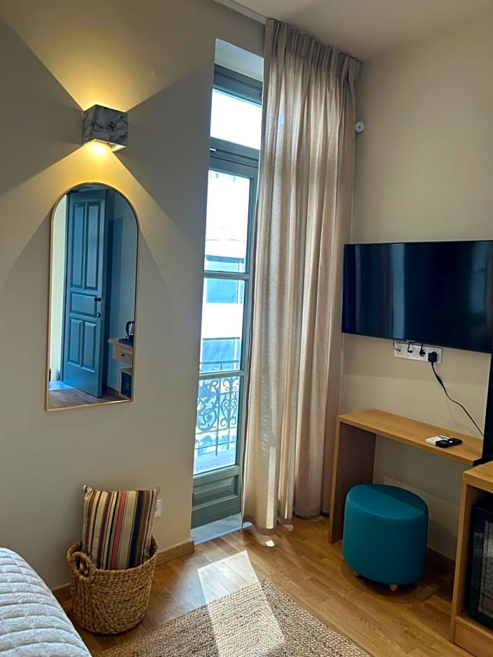 Living Yard Acropolis