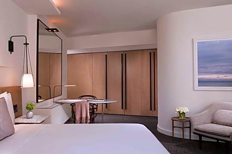 Club Corner King Room