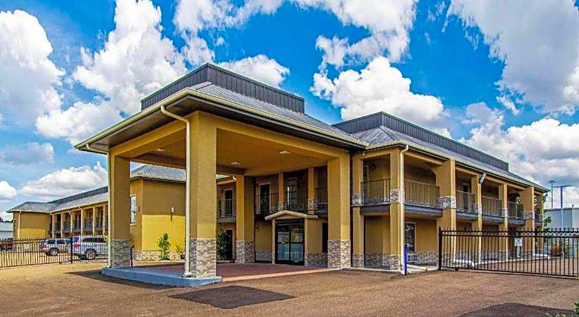 Super 8 by Wyndham Jackson MS Near the Fairgrounds