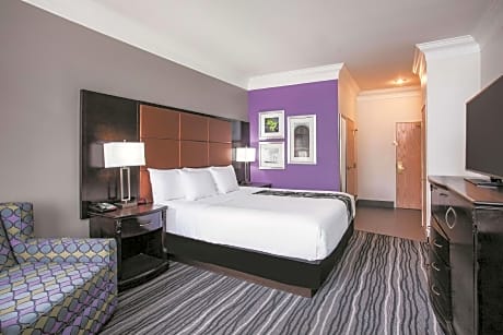1 King Bed, Non-Smoking