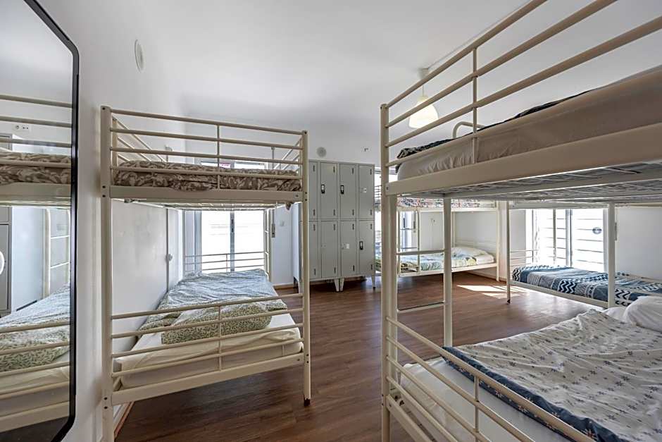 The 17 Party Hostel
