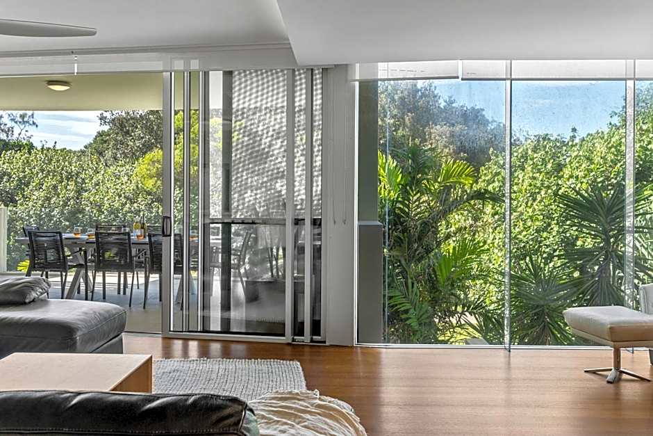 Absolute Beachfront Marcoola - Private Pool - Private Spa Bath - Games