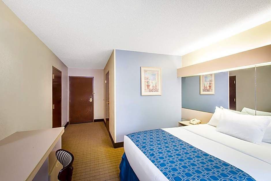 Photo 1 of 4 of 1 Queen Bed, Hearing/Mobility Accessible