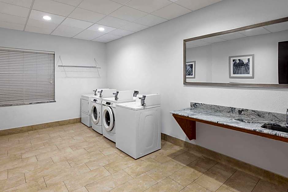 Days Inn & Suites by Wyndham Lubbock Medical Center