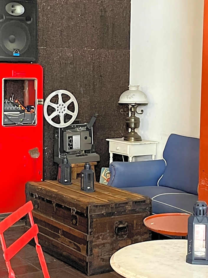 Alface Hall Hostel & Bar