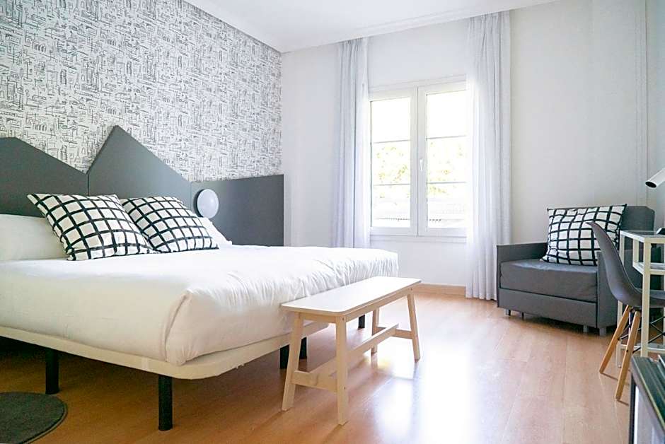 Foto 1 di 8 di 1 King Bed