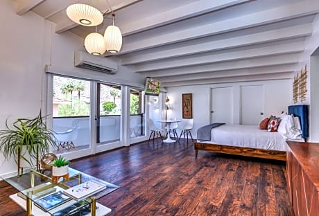 Deluxe Studio