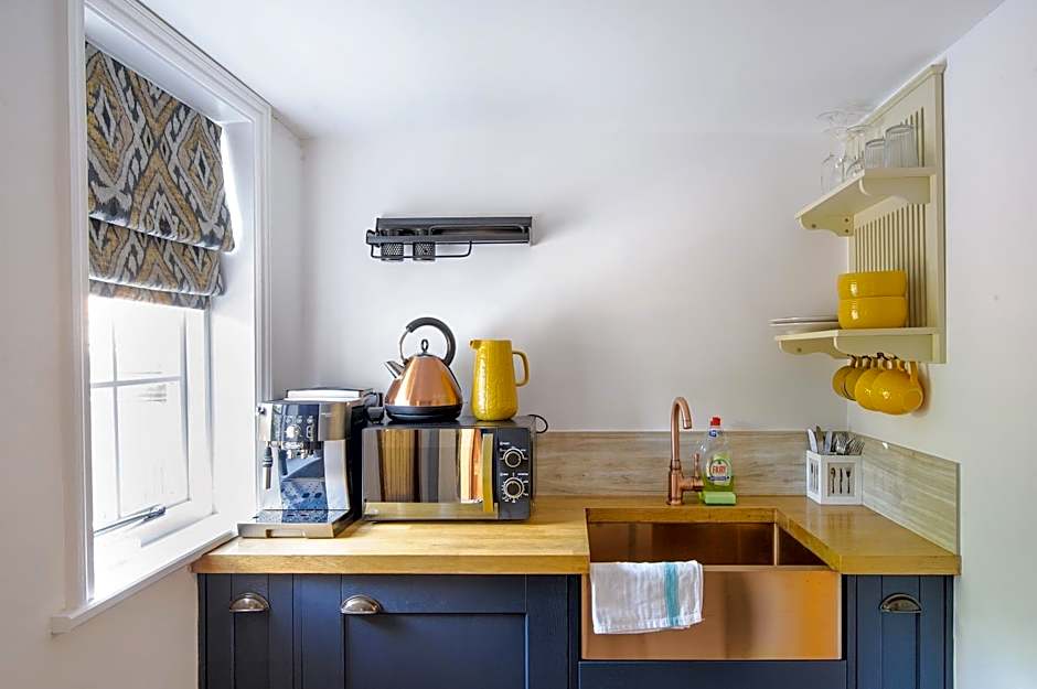 Executive Suite with Private HotTub, Full SkyTV in 600 Year Old Manor House