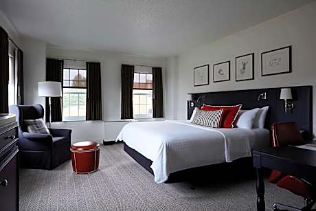 Deluxe King Room with Roll-in Shower - Mobility Accessible