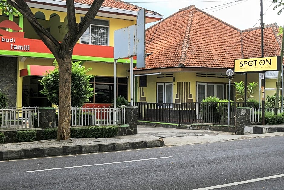 Spot On 1708 Hotel Budi Famili 1