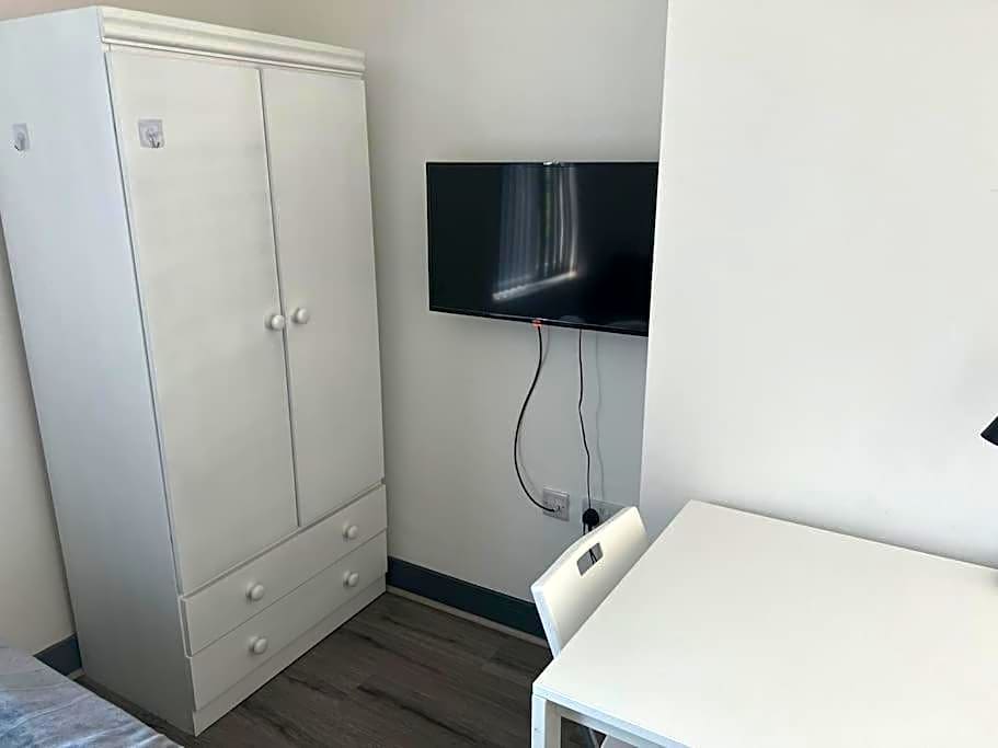 Newly refurbished studio, great location 8 studios