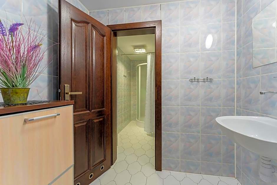 Hostelio - Tanie i komfortowe pokoje, parking, sklep na miejscu