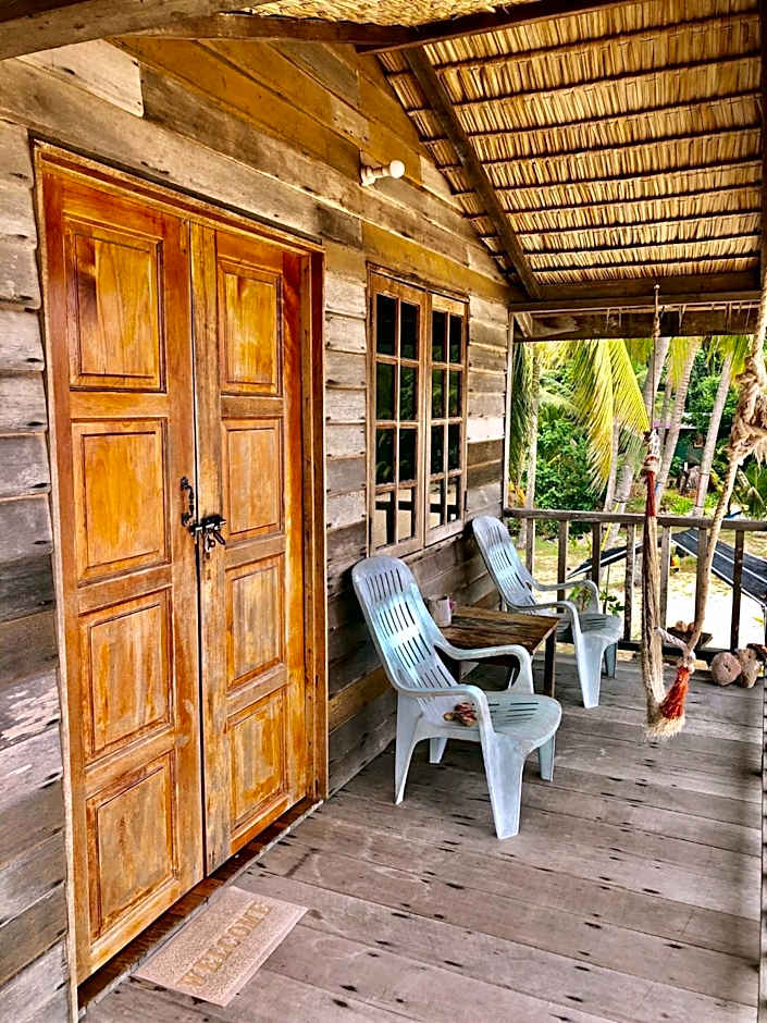 Beachfront Hut Upstairs Astra - Beach Shack Chalet
